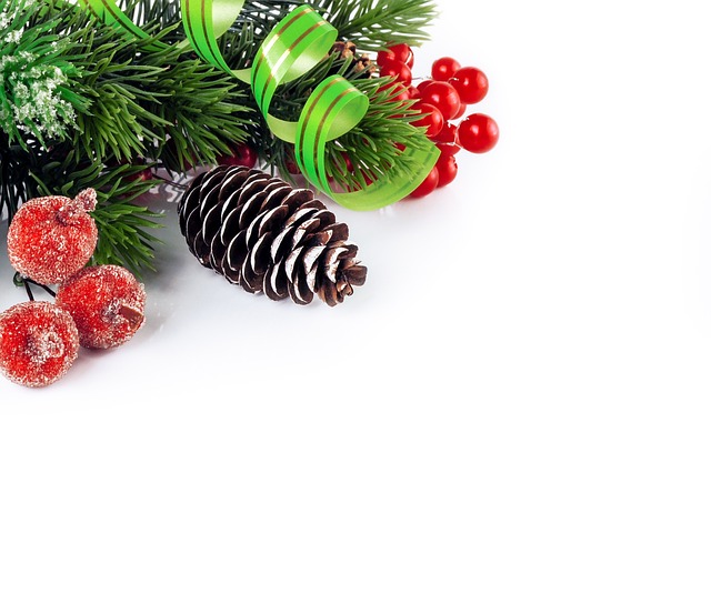 Julepynt med kongle og bånd