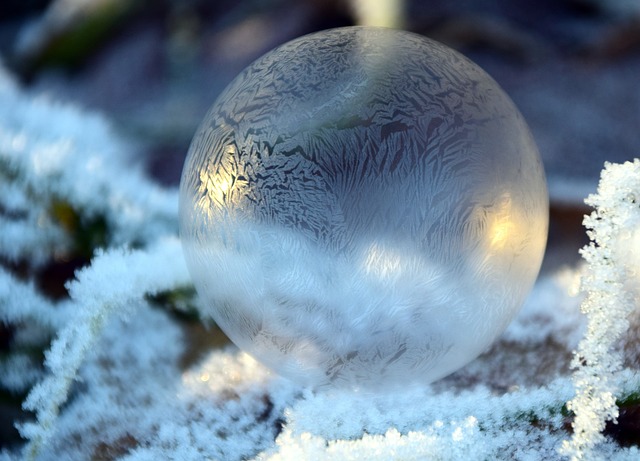 Glasskule i snø